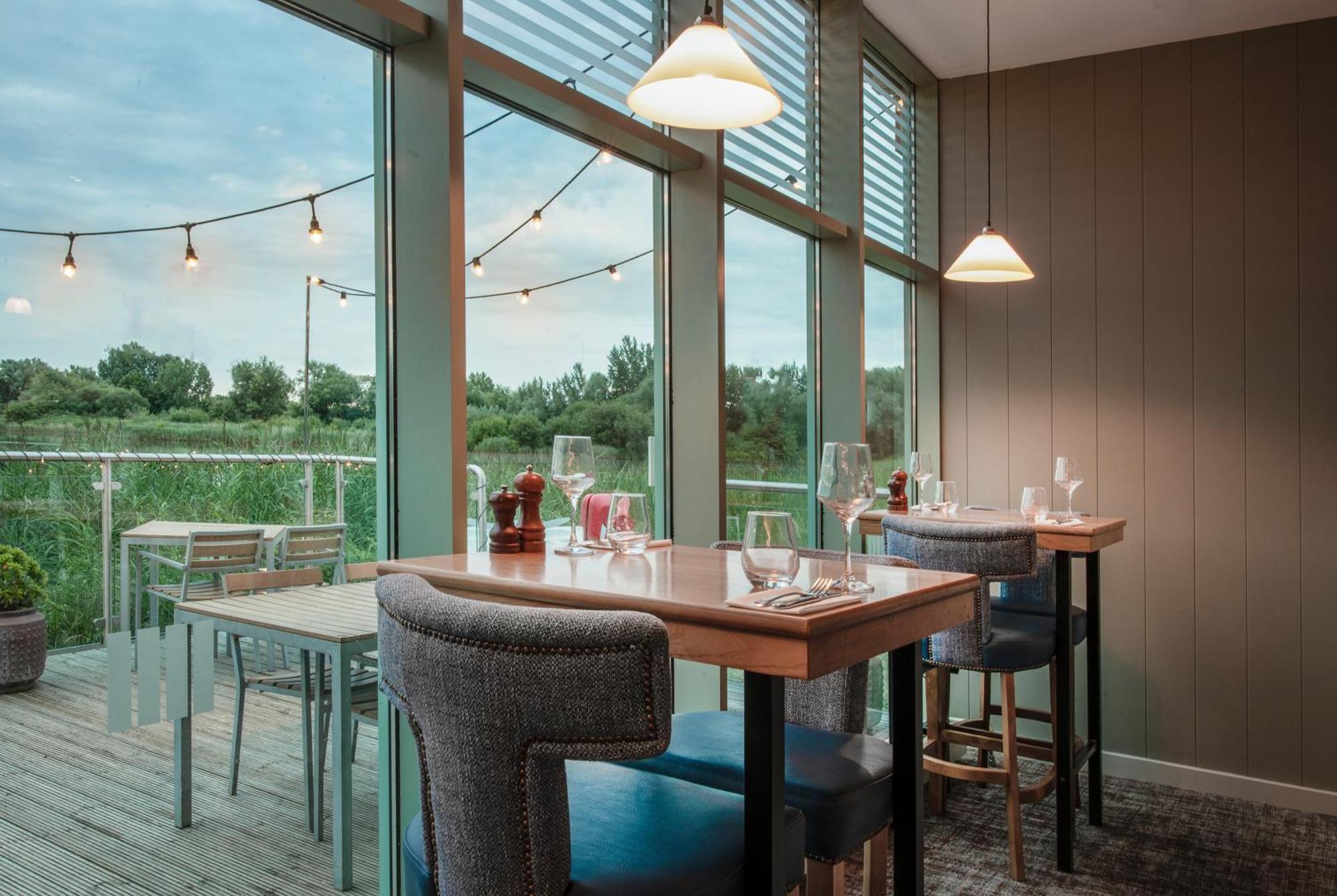 De Vere Cotswold Water Park Apartments Cirencester Exteriör bild