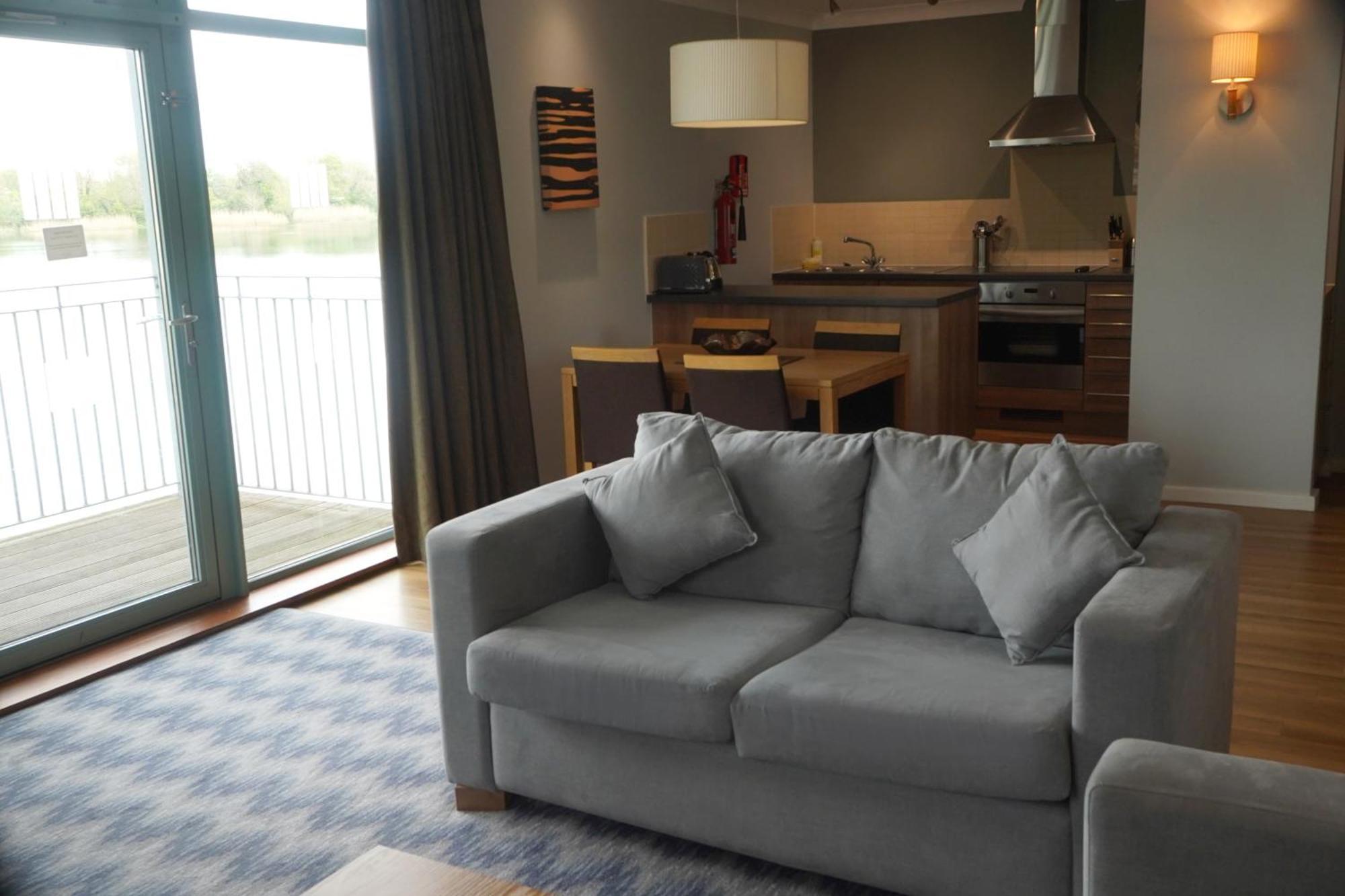 De Vere Cotswold Water Park Apartments Cirencester Exteriör bild