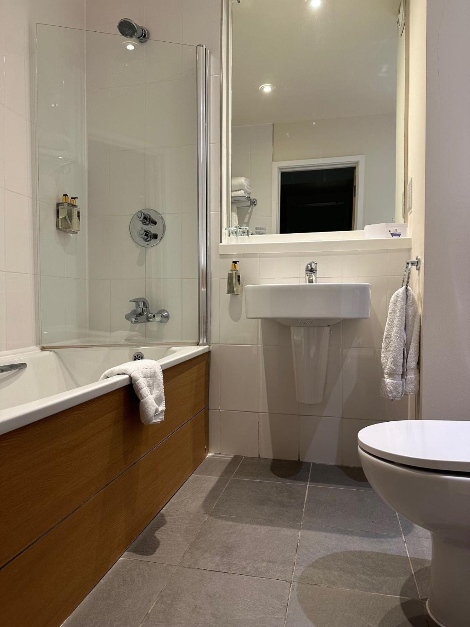 De Vere Cotswold Water Park Apartments Cirencester Exteriör bild