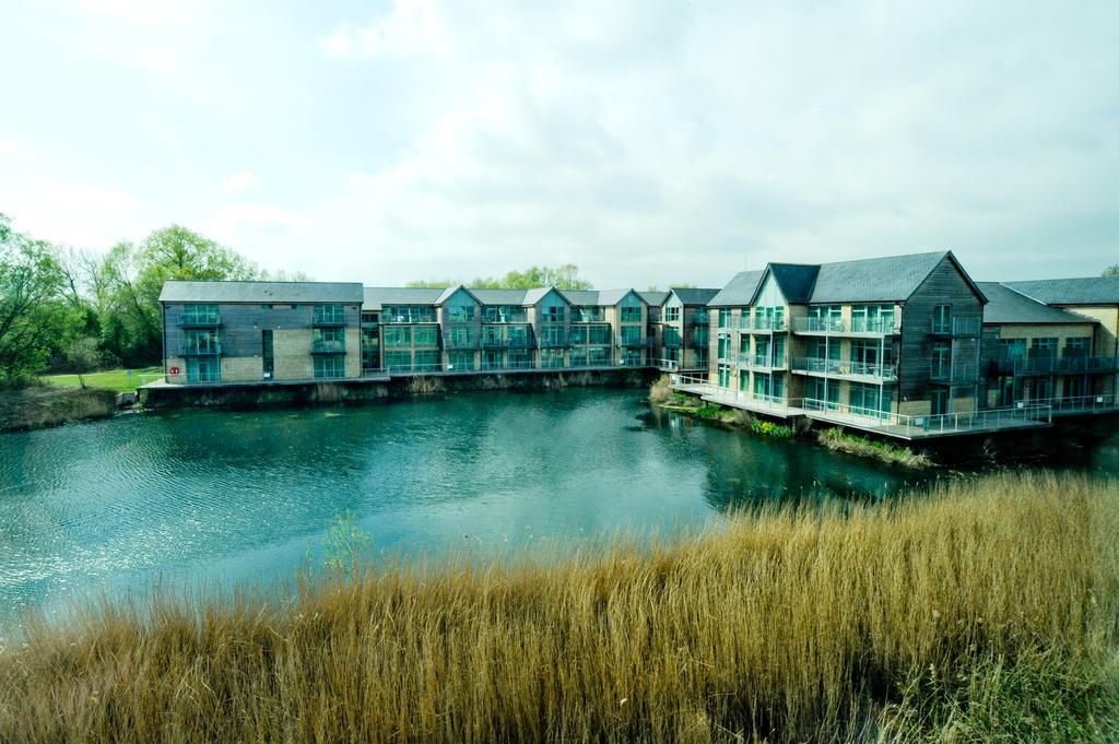 De Vere Cotswold Water Park Apartments Cirencester Exteriör bild